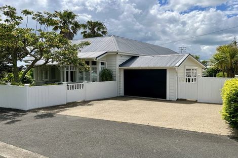 Photo of property in 8 William Bond Street, Stanley Point, Auckland, 0624