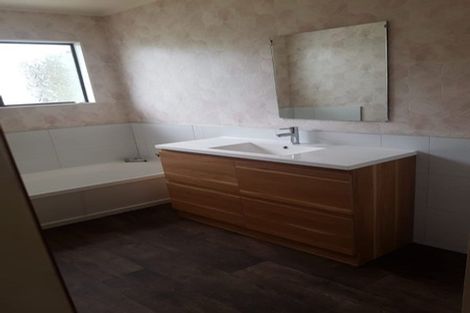 Photo of property in 79 Victory Crescent, Tawa, Wellington, 5028