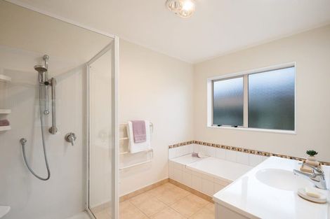 Photo of property in 86 Guildford Drive, Paraparaumu, 5032