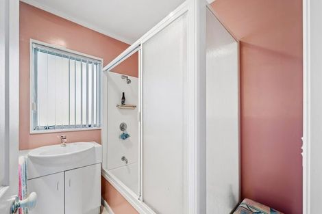 Photo of property in 32 Heversham Place, Glendene, Auckland, 0602