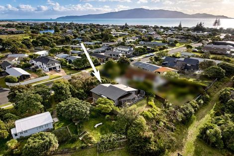 Photo of property in 35 Eruini Street, Waikanae Beach, Waikanae, 5036
