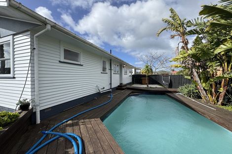 Photo of property in 2 Thomas Rea Place, Te Atatu South, Auckland, 0610