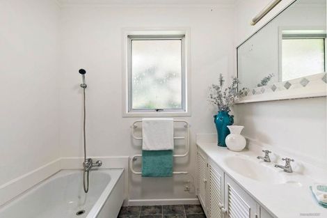 Photo of property in 122 Whangaparaoa Road, Red Beach, 0932