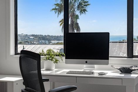 Photo of property in 2/10 Sylvan Park Avenue, Milford, Auckland, 0620