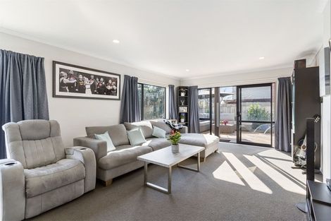 Photo of property in 68 Claverdon Drive, Massey, Auckland, 0614