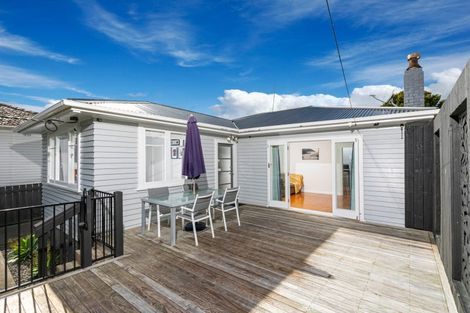 Photo of property in 15 Preston Avenue, Henderson, Auckland, 0610