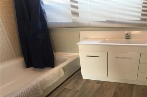 Photo of property in 1/4 Hanson Place, West Harbour, Auckland, 0618