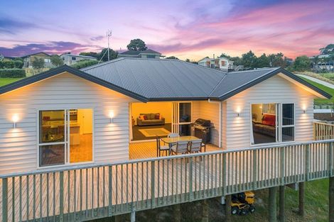 Photo of property in 38 Roberts Road, Matakatia, Whangaparaoa, 0930