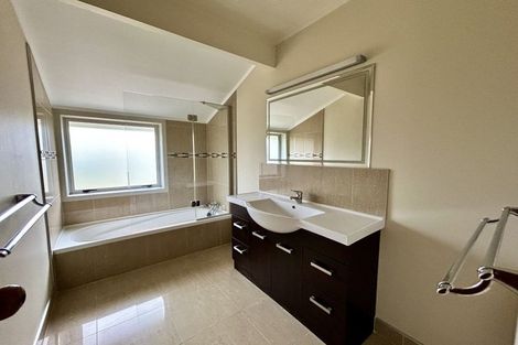 Photo of property in 25 St Simon Place, Botany Downs, Auckland, 2010