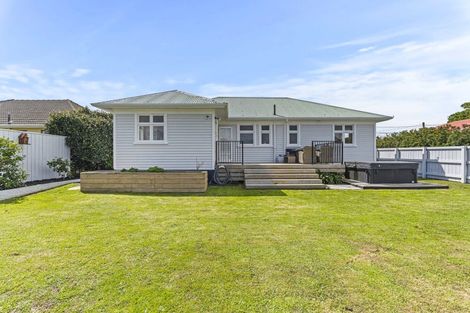 Photo of property in 130 Seaview Road, Westown, New Plymouth, 4310