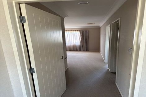 Photo of property in 5 Gibbston Crescent, Flat Bush, Auckland, 2016