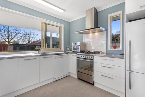 Photo of property in 17 Holly Place, Rangiora, 7400