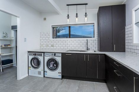 Photo of property in 2/7 Eskdale Road, Birkdale, Auckland, 0626