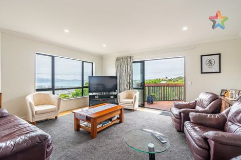 Photo of property in 6 Poto Road, Normandale, Lower Hutt, 5010