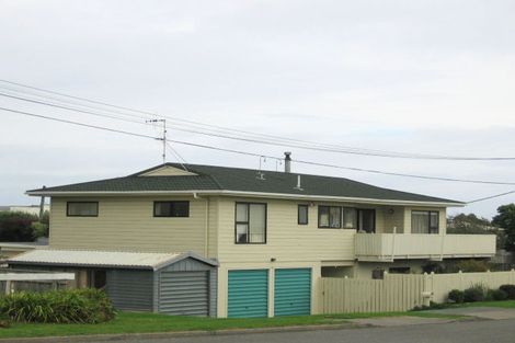 Photo of property in 114 Seaview Road, Paraparaumu Beach, Paraparaumu, 5032