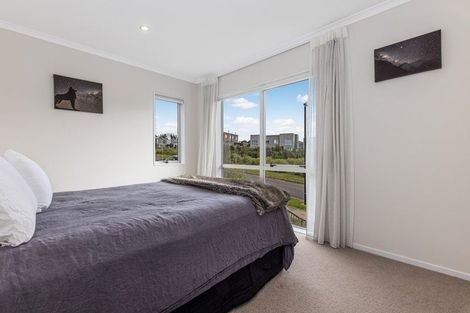 Photo of property in 10 Waimoana Close, Massey, Auckland, 0614