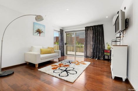 Photo of property in 627 Glenfield Road, Totara Vale, Auckland, 0629