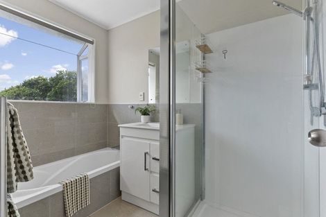 Photo of property in 12 Evesham Place, Newlands, Wellington, 6037