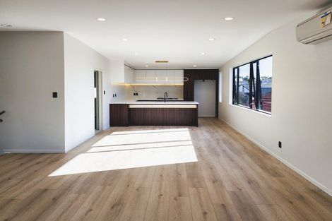 Photo of property in 2a Embling Place, Eastern Beach, Auckland, 2012