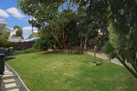 Photo of property in 1 Blenheim Street, Glenfield, Auckland, 0629