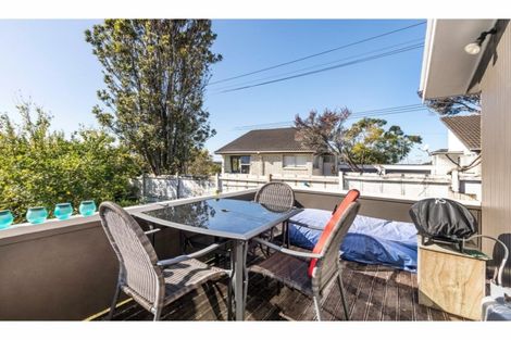 Photo of property in 2/309 Wairau Road, Totara Vale, Auckland, 0627