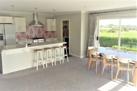 Photo of property in 11 Saint Heliers Grove, Fitzherbert, Palmerston North, 4410