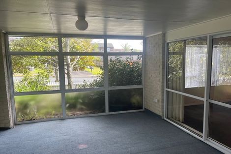 Photo of property in 2 Kerlin Crescent, West Harbour, Auckland, 0618