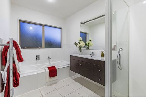 Photo of property in 127 Vaughans Road, Okura, Albany, 0792