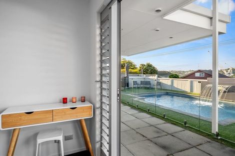 Photo of property in 15 Beechwood Road, Rothesay Bay, Auckland, 0630