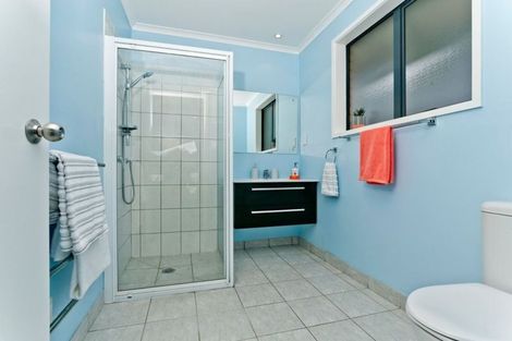 Photo of property in 21 Nottingham Place, Northcross, Auckland, 0630