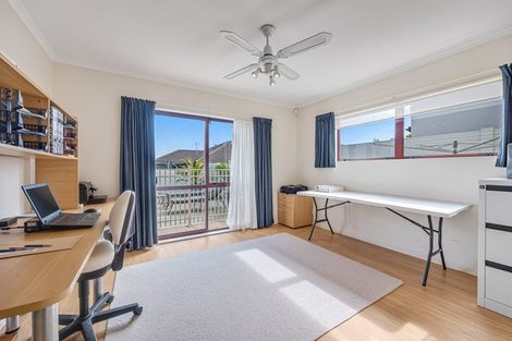 Photo of property in 5 Courtneys, West Harbour, Auckland, 0618