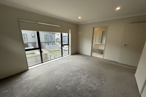 Photo of property in 3 Brindle Way, Newlands, Wellington, 6037