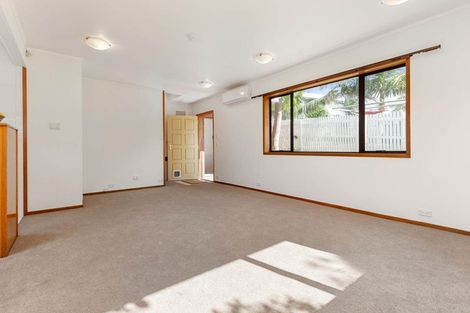 Photo of property in 8a Wendell Place, Greenlane, Auckland, 1061