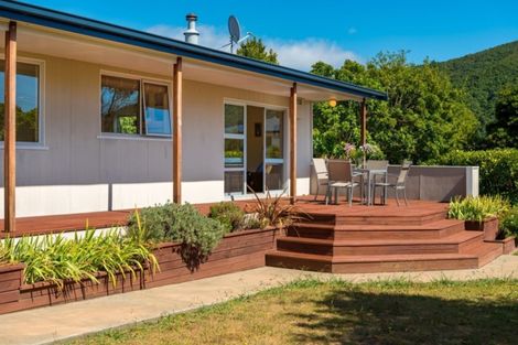 Photo of property in 6 Waimarama Street, Waikawa, Picton, 7220