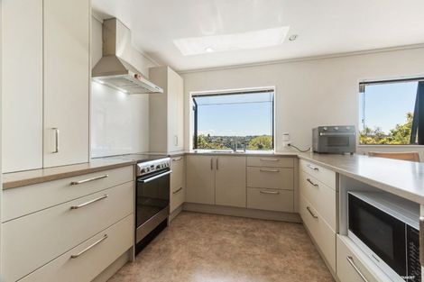 Photo of property in 2/39 Browns Bay Road, Browns Bay, Auckland, 0630