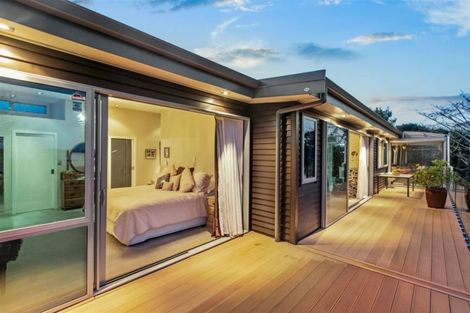 Photo of property in 5a Bernleigh Terrace, West Harbour, Auckland, 0618