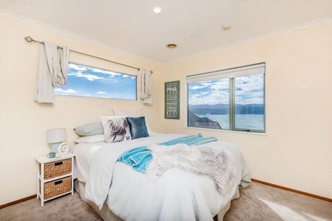 Photo of property in 22 Bennett Grove, Newlands, Wellington, 6037