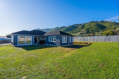 Photo of property in 12 Mahia Lane, Waikanae, 5036