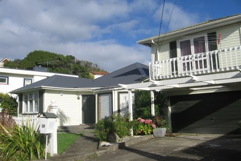 Photo of property in 19 Maungaraki Road, Korokoro, Lower Hutt, 5012