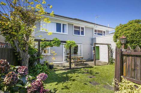 Photo of property in 194 East Coast Road, Forrest Hill, Auckland, 0620
