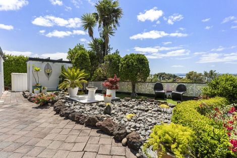 Photo of property in 2/7 Pounamu Place, Shelly Park, Auckland, 2014