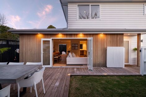 Photo of property in 2/6 Marsh Avenue, Forrest Hill, Auckland, 0620