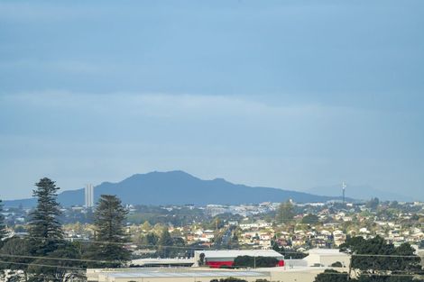 Photo of property in 30 Farquhar Road, Glendene, Auckland, 0602