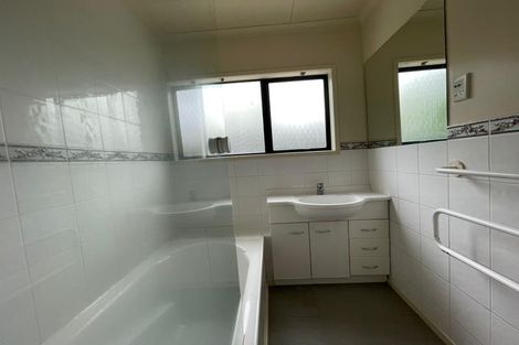 Photo of property in 14 Chablis Place, Henderson, Auckland, 0612