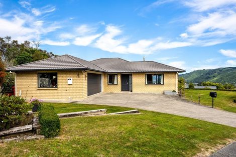 Photo of property in 32 Mount Marua Drive, Timberlea, Upper Hutt, 5018