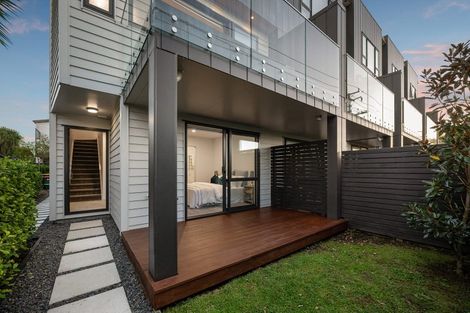 Photo of property in 2e Fowler Street, Northcote, Auckland, 0627