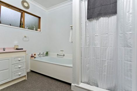 Photo of property in 1/4 Lynn Road, Bayview, Auckland, 0629