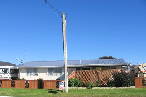 Photo of property in 8 Queen Street, Foxton Beach, Foxton, 4815