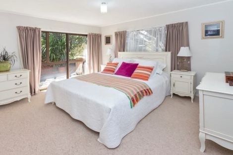 Photo of property in 5 Photinia Place, Botany Downs, Auckland, 2010