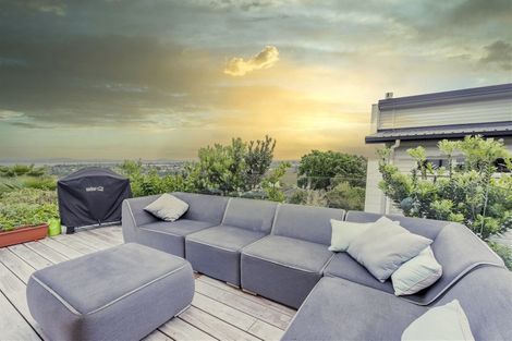 Photo of property in 137 Luckens Road, West Harbour, Auckland, 0618